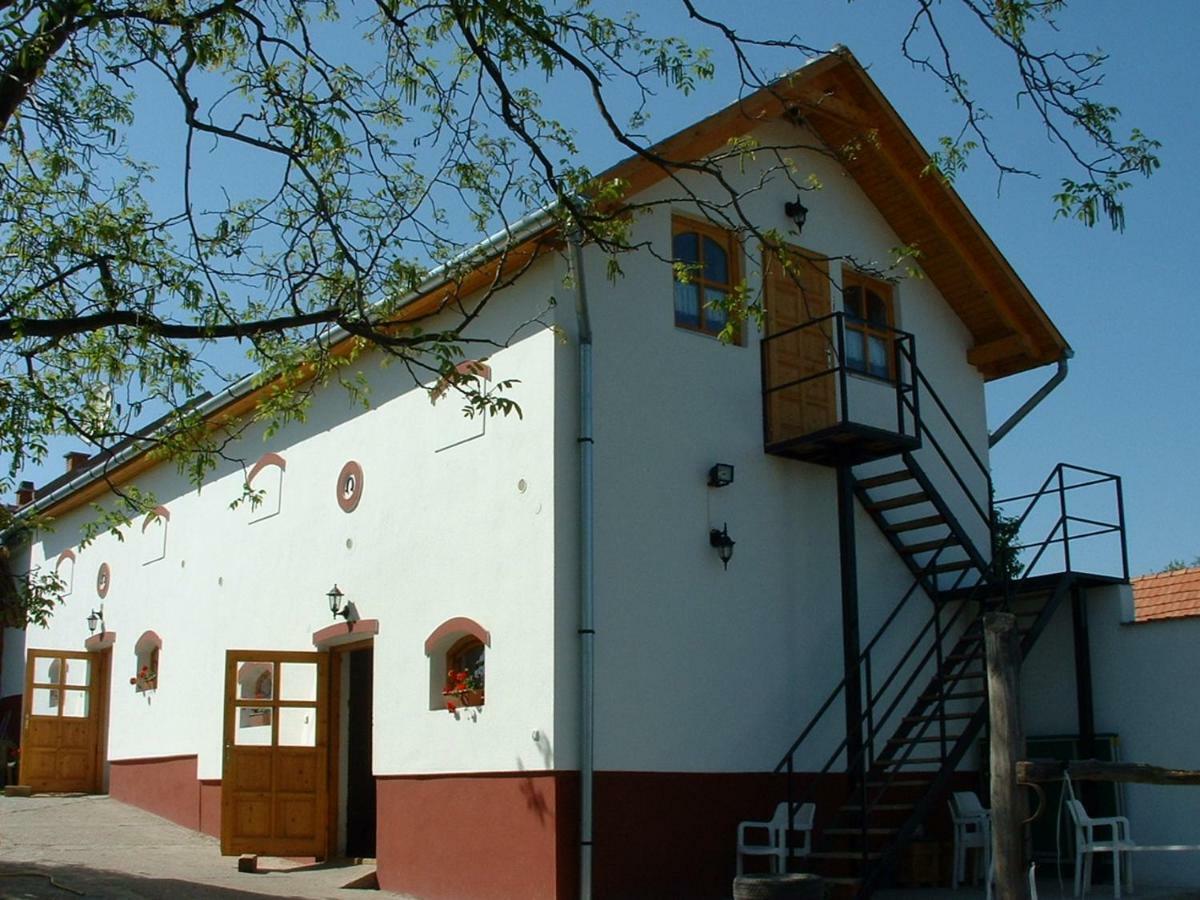 Nyerges Lovasudvar Cserepfalu Buitenkant foto